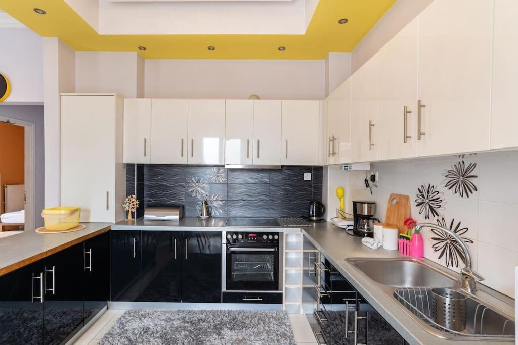 Apartment With Terrace In Piraiki Pireus Zewnętrze zdjęcie
